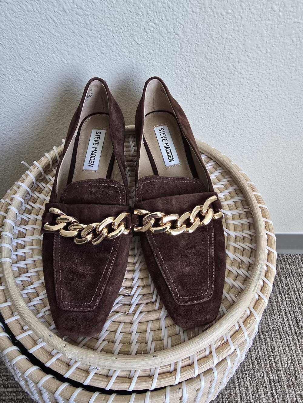 Steve Madden Rilynn Dark Brown Suede Loafers with Gold Chain Womens 6